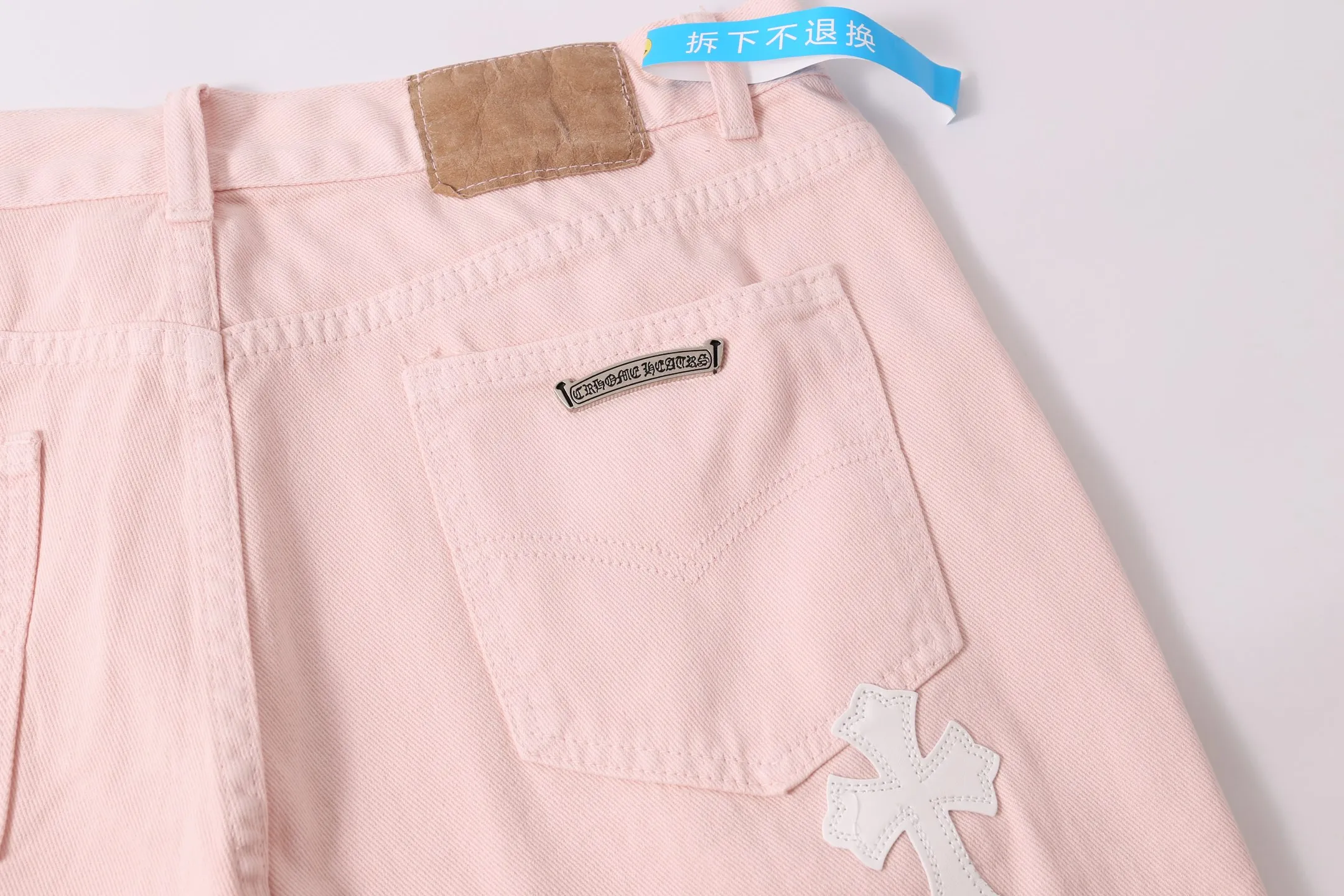 P280 style number: H883 Chrome hearts CH co-branded Drak Miami light pink jeans exude uninhibited personality and unique charm. Every wear and tear is carefully designed to present a unique artistic feel. Made of imported denim fabric, which has undergone heavy industrial washing and destruction treatment, the trousers show a super cool effect on the upper body, allowing you to dominate the fashion stage.  This is more than just a pair of jeans, it is an expression of attitude. With its unique design concept and ultimate pursuit of details, Croxin breaks traditional boundaries and defines the jeans trend in the new era. The trousers are made of double-layer woven fabric with customized hardware. Italian-made special cowhide is printed and cut. Custom-made sheepskin three-layer thick-line leather. The whole body is spliced ​​in heavy water washing. Craftsmen hand-splash ink. You can see the details. Three-dimensional cutting version. Loose and comfortable, not flattering. Makes taller and slimmer. Factory Seiko. Original quality control. Same style for men and women. Can be matched with couples. Versatile recommendation. Must-have jeans for all seasons. Color: light pink. Size: 28-30-32-34.